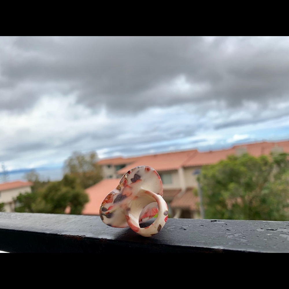 Acrylic statement ring - Picture 2 of 4
